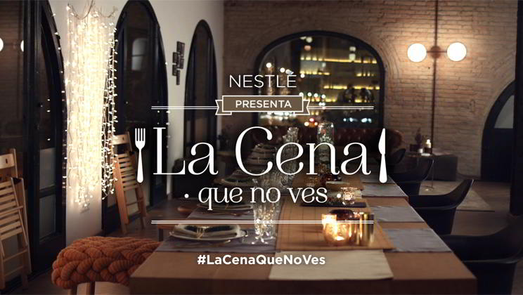 Mesa preparada para la cena de navidad