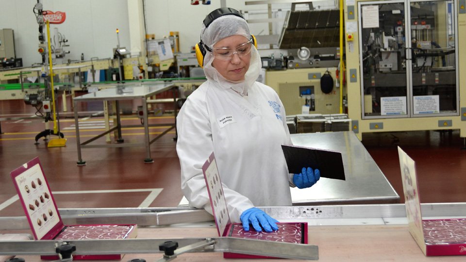 Foto de una trabajadora de la fábrica Nestlé en La Penilla