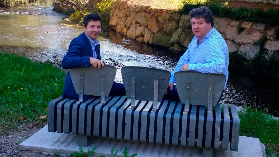 Director de la fábrica Nestlé y alcalde Santa María de Cayón sentados en un banco reciclado