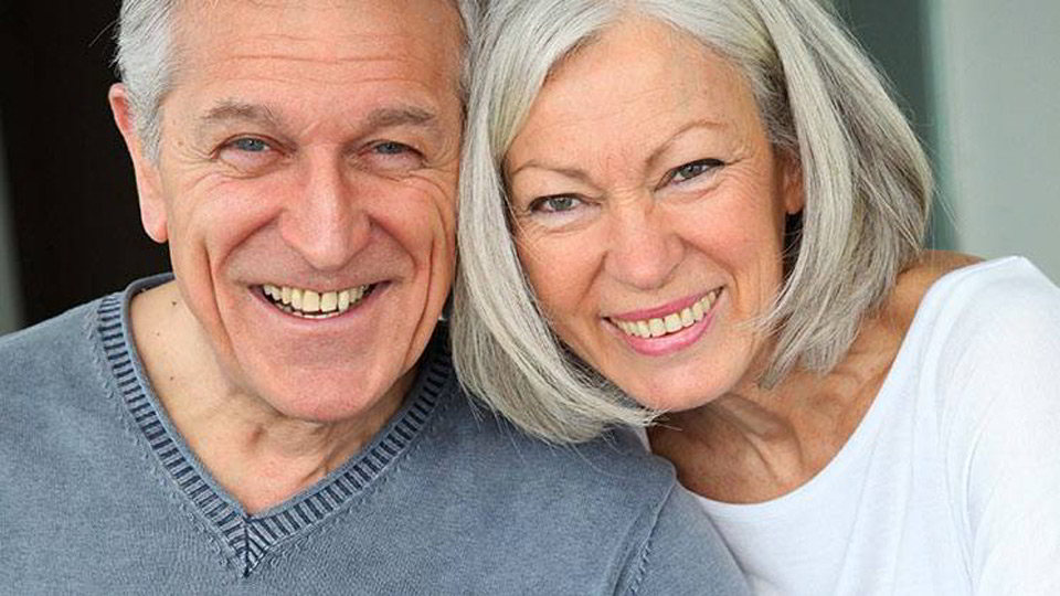 Pareja de ancianos sonriendo