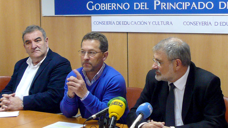 De izquierda a derecha: el director general de Enseñanzas Profesionales y Aprendizaje Permanente, Manuel Capellán; el consejero de Educación y Cultura, Genaro Alonso; y el director de Recursos Humanos de Nestlé, Luis Miguel García.