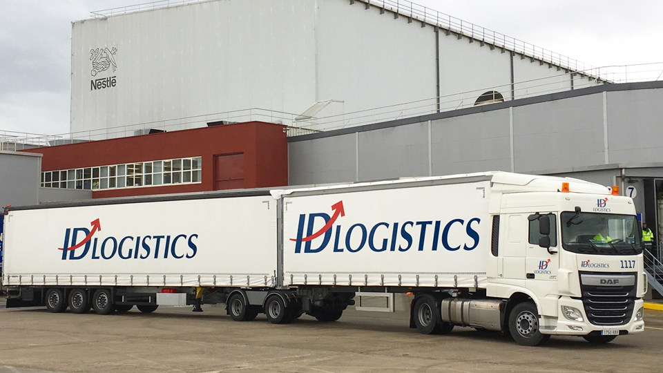 Camión de ID logistics junto a fabrica de Nestlé