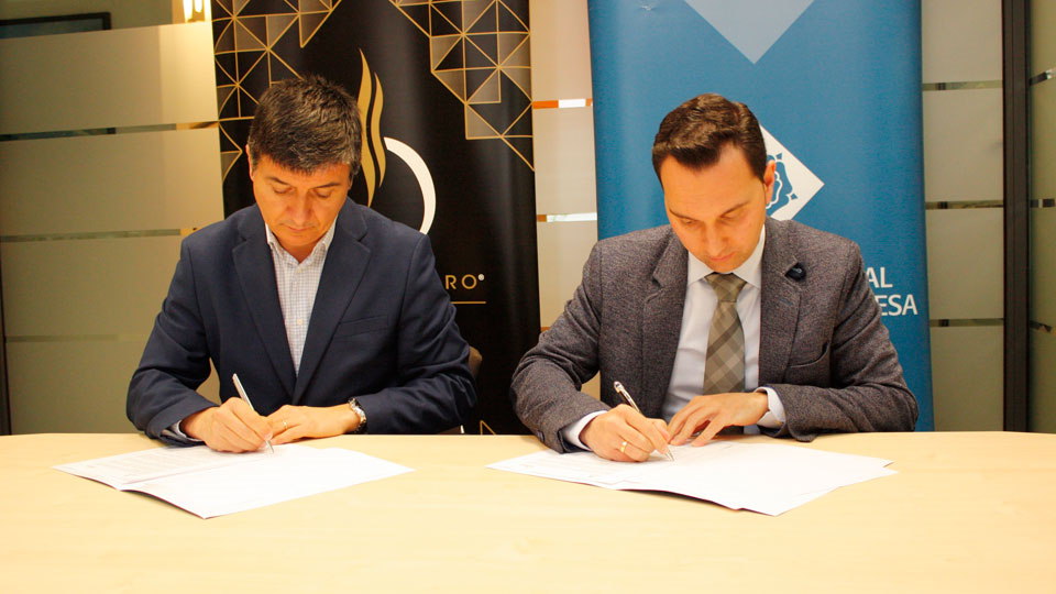 Personas firmando un contrato