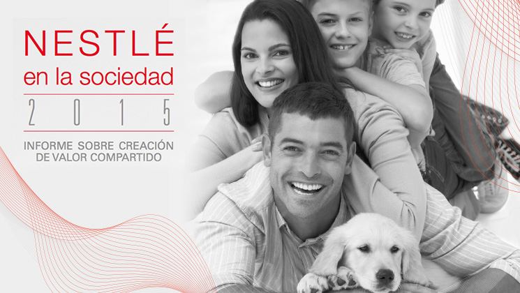 Familia feliz sonriendo