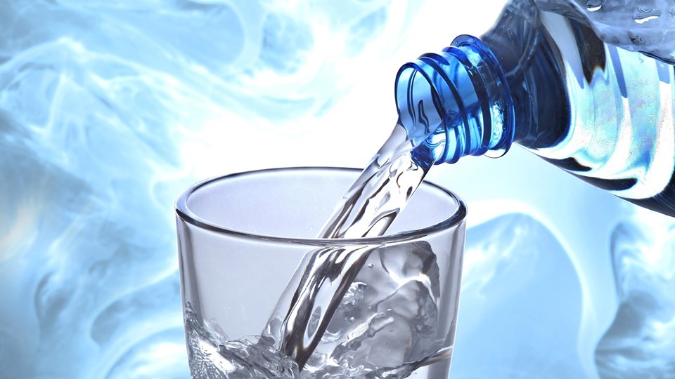 Agua de plástico embotellada