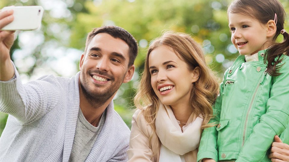 Familia haciéndose una foto con el móvil