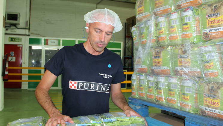 Hombre empaquetando productos de Purina