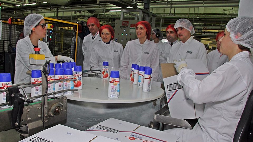Ángeles Vázquez, conselleira de Medio Rural de la Xunta de Galicia en la fábrica de Nestlé en Pontecesures