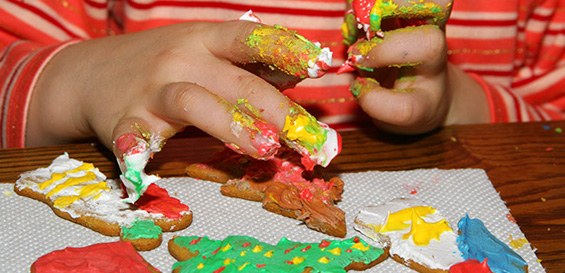 Niño decorando galletas con diferentes formas