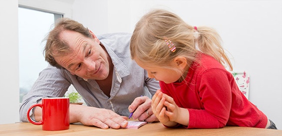 Padre junto a su hija planificando que van hacer para comer