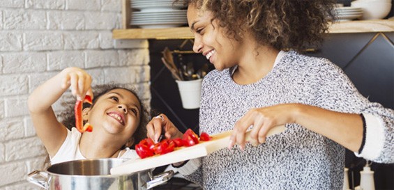 Madre e hija cocinando juntas