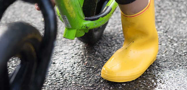 Niño montado en una bici
