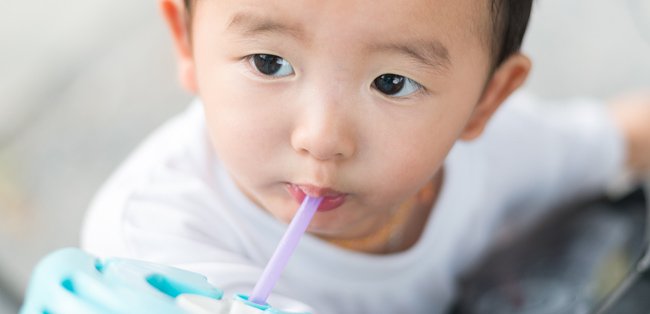 Niño bebiendo