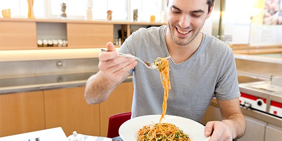Disfrutando un plato de pasta