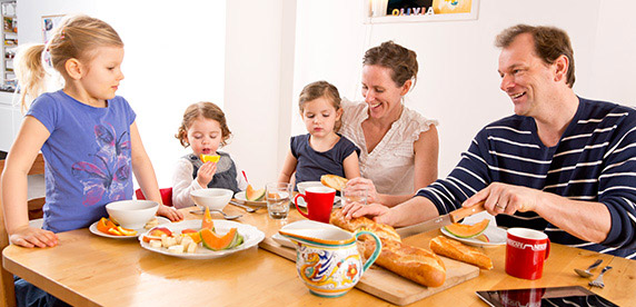 Familia desayunando