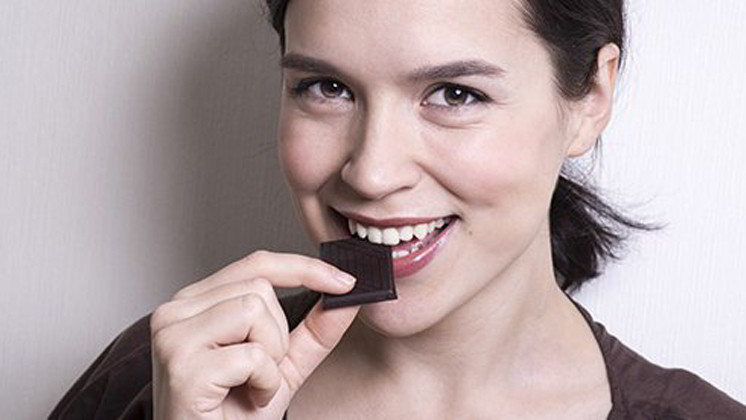 Chica comiendo chocolate