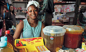 Imagen de una mujer vendiendo pastillas Maggien Guinea