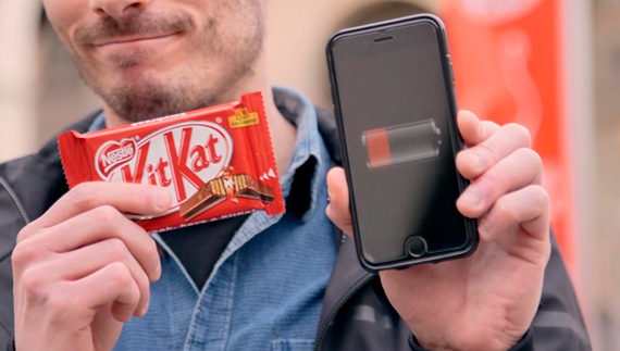 KIT KAT pone a prueba a los jóvenes: ¿Darías la batería de tu móvil a cambio de un KIT KAT?