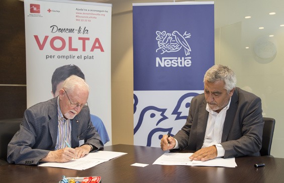 Presidente de Nestlé firmando el convenio con la Cruz Roja