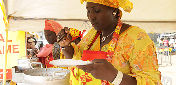 Mujeres cocinando con Maggi