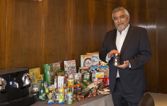 Laurent Dereux junto a un lote de productos Nestlé