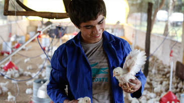 Fotografía de un participante en el proyecto "escuela agrícola autosuficiente"