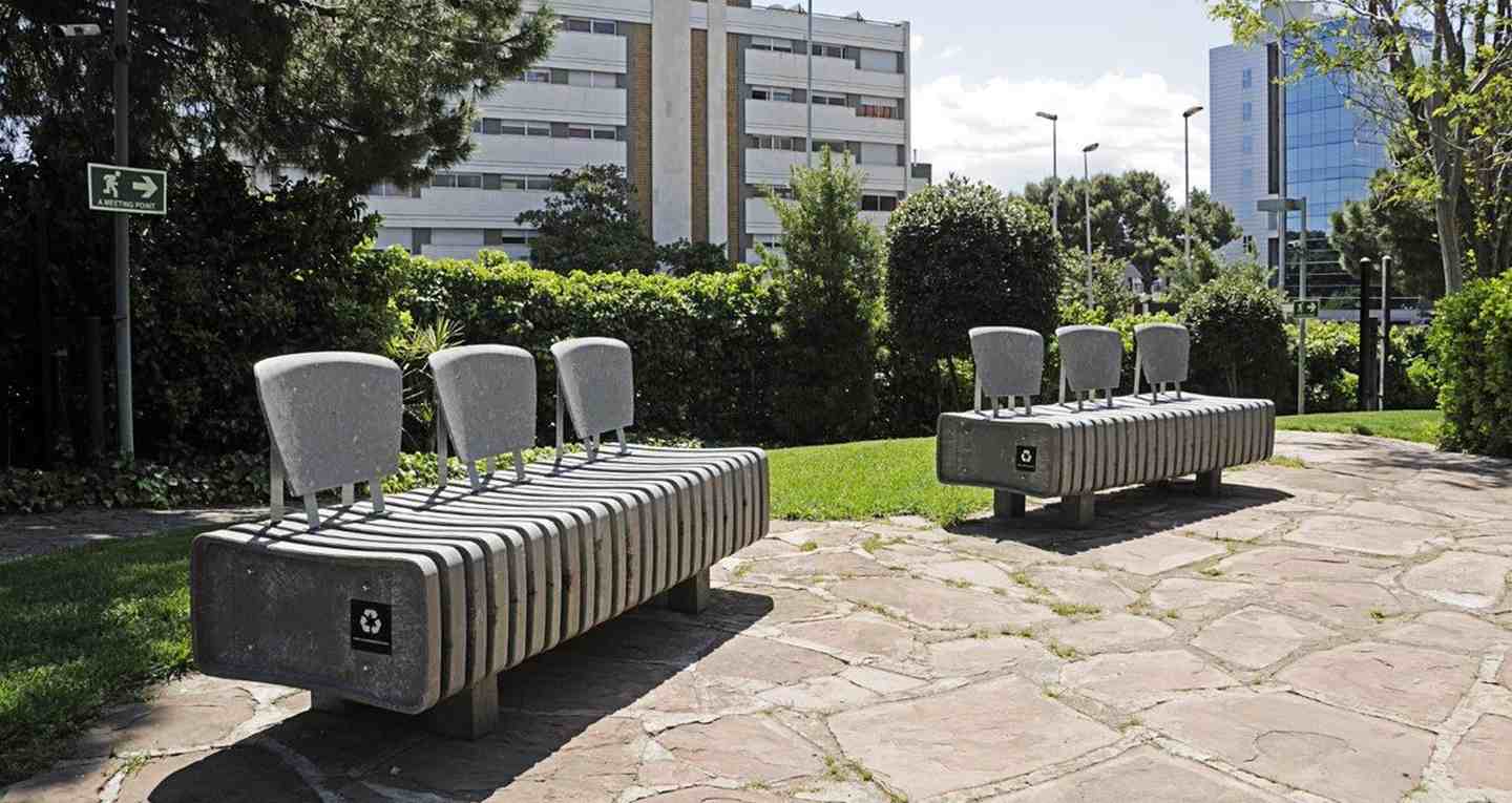 mobiliario urbano fabricado con cápsulas
