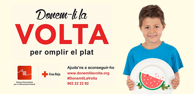 Niña pequeña comiendo fruta