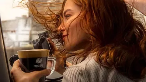 Mujeres tomando una bebida refrescante de Starbucks