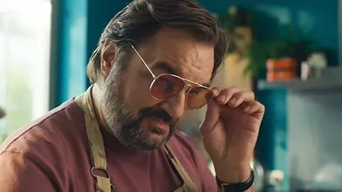 Hombre con gafas de sol