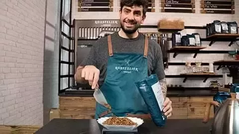 Barista femenina revisando tableta