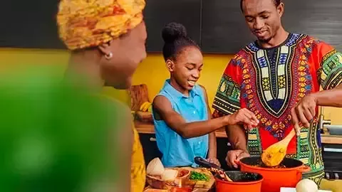 Familia preparando una comida