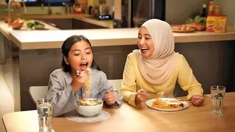 Familia comiendo noddles