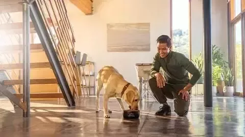 Mujer abrazando a un gato